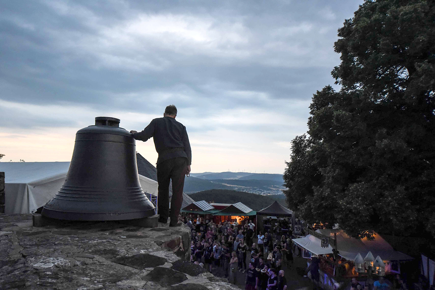 Ohne Blick auf die Bühne, aber dafür mit einer wunderbren Aussicht auf das abendliche Dilltal genoss dieser Besucher die Kelten-Rockmusik auf Greifenstein. (Foto: K. Weber) Bildunterschrift 2018-07-22 --> Ohne Blick auf die Bühne, aber dafür mit einer Nochmal abrocken. Foto: Jehavo/AdobeStock
